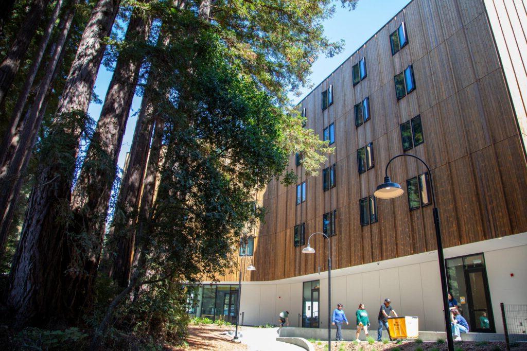 Exterior of Kresege College with redwood trees and families moving their daughter in to the residential colleges